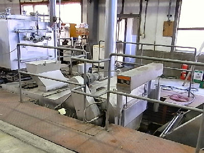 焼き入れ装置、左が炉、中央床下が水槽 焼き入れ装置、左が炉、中央床下が水槽